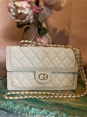 Source Unknown Cream Quilted Shoulder Bag with Gold Chain